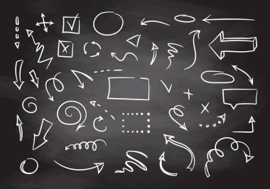 Karalama tasarımı elementleri ve oklar. Bilgi grafikleri için elementler. El çizimi beyaz vektör kümesi simgeler, çerçeveler, kenarlar, oklar karatahta arka planında izole.