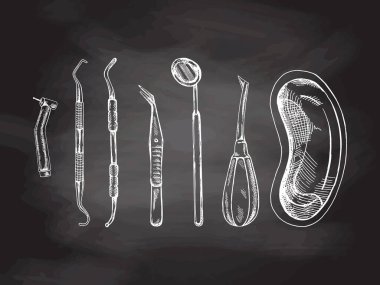 Elle çizilmiş stomatoloji özellikleri. Profesyonel diş aletleri vintage vektör illüstrasyon seti karatahta arka planda izole edildi. Ortodontistler için ekipman.