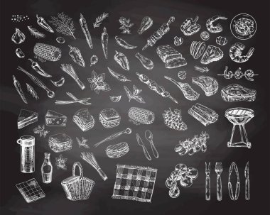 Elle çizilmiş barbekü ve piknik malzemelerinin karatahta arka planında çizimi. Doodle vintage çizimi. Kabartmalı resim.