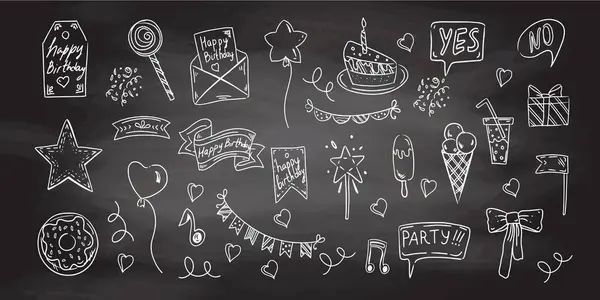 Doğum günü karalama seti. Elle çizilmiş iyi ki doğdun çizimleri tahtada. Zarf, pasta, balon, dondurma, bayraklar, kalpler, etiketler, kurdeleler, yay, hediye, yıldız.