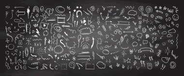 Basit çizim çizimi biçimi ögeleri. Kara tahta arka planında sevimli mürekkep kalem satırı elemanları izole edildi. Karalama oku, kalp, yıldız, dekorasyon sembolü, ikon seti. Vektör illüstrasyonu.