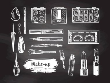 Karatahta arka planında kozmetik, güzellik ve kişisel bakım unsurlarının el çizimleri var. Güzellik salonu için resim, kozmetik mağazası, makyaj tasarımı. Kabartmalı resim.