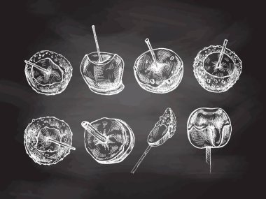 Elle çizilmiş Candy Taffy ve karamelli elma karatahta üzerine fındık parçacıkları serpiştirilmiş. Vektör. Geleneksel Noel, Cadılar Bayramı tatlısı. Paketleme, etiketleme için resimleme. 