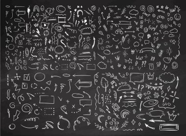 Basit çizim çizimi biçimi ögeleri. Kara tahta arka planında sevimli mürekkep kalem satırı elemanları izole edildi. Karalama oku, kalp, yıldız, dekorasyon sembolü, ikon seti. Vektör illüstrasyonu.