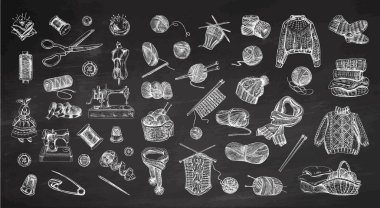 Elle çizilmiş klasik dikiş seti ve karatahta arka planında örgü simgeleri. Robot resim tarzında vektör çizimleri. El yapımı, dikiş ve örgü ekipmanı konsepti klasik karalama tarzında. İşleme biçimi.