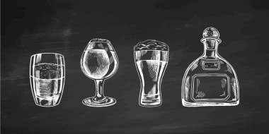Tahta arka planda alkollü içeceklerin el çizimleri var. Vintage tarzında vektör illüstrasyonu. İçecekler. Menü için iyi..