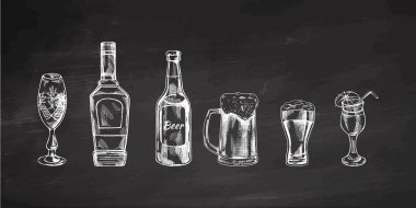 Tahta arka planda alkollü içeceklerin el çizimleri var. Vintage tarzında vektör illüstrasyonu. İçecekler. Menü için iyi..