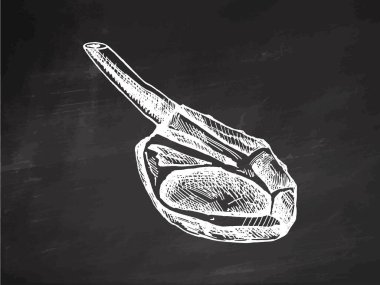 Organik yiyecekler. Bifteğin elle çizilmiş vektör çizimi, karatahta arka planında bir parça et. Klasik illüstrasyon. Kafelerin ve etiketlerin menüsü için dekorasyonlar. Kabartmalı resim.