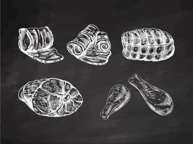 Et parçaları, biftek, jambon, domuz eti ve karatahta asılı tavuk çizimleri. Taze et ürünleri. Restoranlar için menü tasarlamak, kasap dükkanı. 