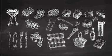 Mangal ve piknik malzemelerini karatahta arka planda elle çizilmiş monokrom çizimleri. Lokanta ve kafe tasarımı için ızgara yemek. Klasik illüstrasyon. Kabartmalı resim.
