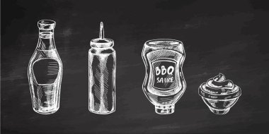 Ketçaplı, mayonezli, hardallı ve barbekü soslu şişelerin el yapımı monokrom vektör taslağı. Kara tahta arka planında Doodle vintage illüstrasyonu. 