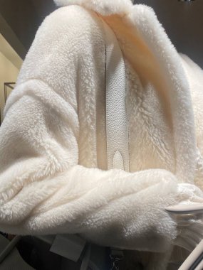 Omuz çantalı beyaz kadın kürkü mankeni.