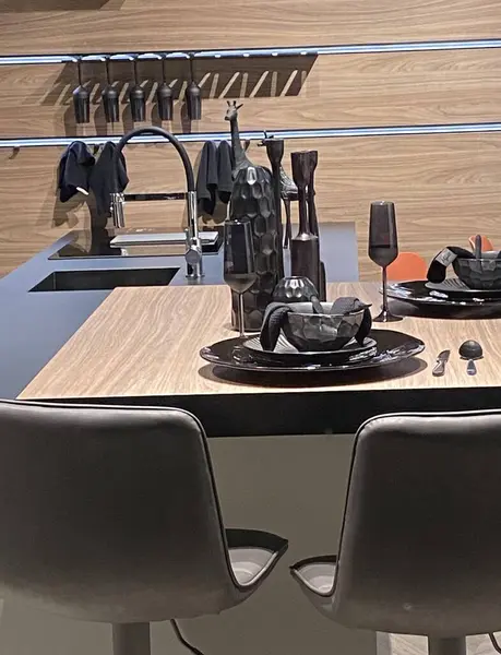 Tam teçhizatlı mutfak masası, sandalyeler ve çeşitli mutfak aksesuarları.