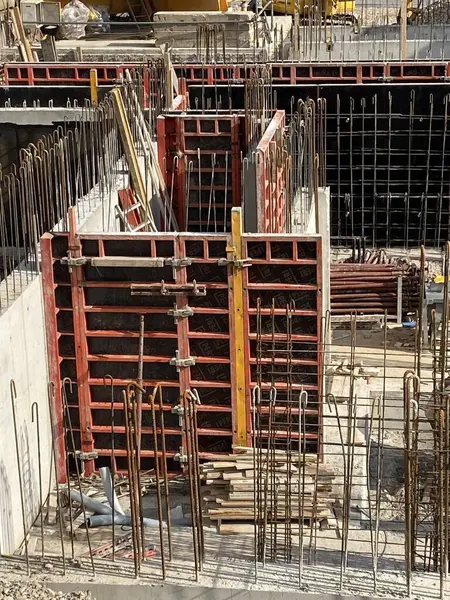 Örneğin garajı olan evler inşa etmek için bir inşaat alanı