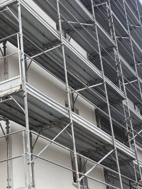 Yeni binaların inşasında ya da mevcut binaların yenilenmesinde kullanılan yapı iskelesi