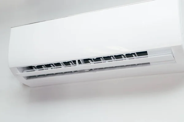 白色墙壁背景的空调机 在白墙上拆开空调机 房屋内的闭路图像电气设备 — 图库照片
