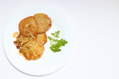 Beyaz tabakta patatesli gözleme, latke ya da draniki. Üst Manzara. Boşluğu kopyala.
