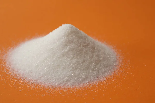 Uma Colina Açúcar Granulado Sobre Fundo Laranja Batata Açúcar — Fotografia de Stock