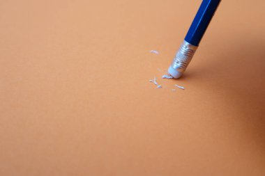 Silgi siliniyor. Silgi kalem hatasını ve başarısız konsepti, turuncu kağıtlı silgi kalemini kapat