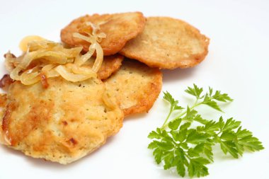 Beyaz tabakta patatesli gözleme, latke ya da draniki. Üst Manzara. Boşluğu kopyala.