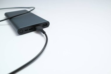 Güç bankası modeli beyaz arka planda izole edildi. Akıllı telefonlar ve tablet bilgisayarlar için gri metalik USB güç bankası beyaz arkaplanda izole edilmiş