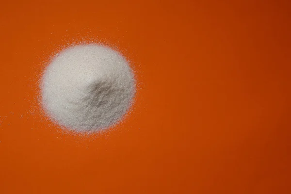 Uma Colina Açúcar Granulado Sobre Fundo Laranja Batata Açúcar — Fotografia de Stock