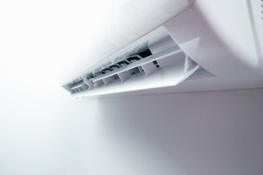 Klima beyaz arka planda izole edildi. Split Sistem Klimasının Modern Kapalı Blokları. Yan Görünüm Yakın Çekim. Arka planda klima var.