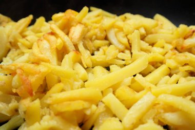 Ev yapımı yemek. Kırsal tarzda. Organik sebze, vejetaryen ve vejetaryen tarifi. Tavada patates kızartması.