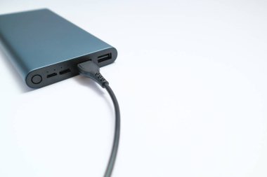 Güç bankası modeli beyaz arka planda izole edildi. Akıllı telefonlar ve tablet bilgisayarlar için gri metalik USB güç bankası beyaz arkaplanda izole edilmiş