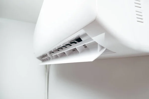 Klimaanlage Isoliert Auf Weißem Hintergrund Moderne Raumklimaanlagen Mit Geteiltem System — Stockfoto