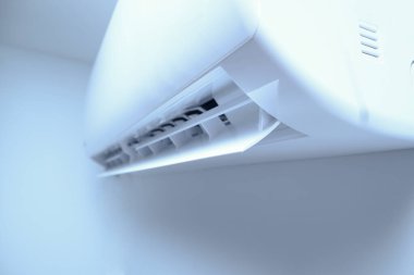 Klima beyaz arka planda izole edildi. Split Sistem Klimasının Modern Kapalı Blokları. Yan Görünüm Yakın Çekim. Arka planda klima var.