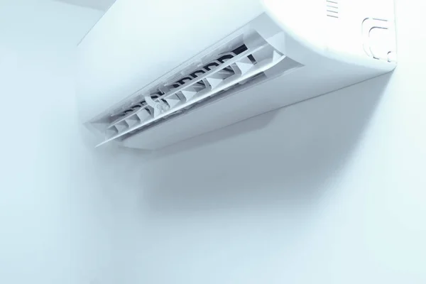 在白色背景下隔离的空调 现代室内分体式空调机 侧视特写 壁背空调机 — 图库照片