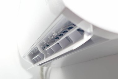 Klima beyaz arka planda izole edildi. Split Sistem Klimasının Modern Kapalı Blokları. Yan Görünüm Yakın Çekim. Arka planda klima var.