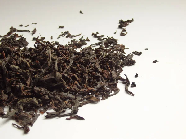 大的干红茶叶子在白色的背景上隔离 大的干红茶叶子 红茶背景 红茶质感 — 图库照片