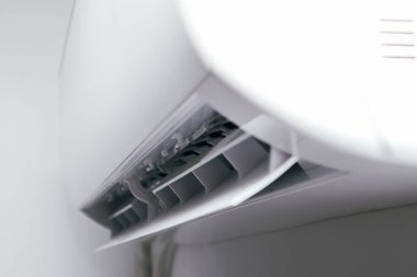 Klima beyaz arka planda izole edildi. Split Sistem Klimasının Modern Kapalı Blokları. Yan Görünüm Yakın Çekim. Arka planda klima var.