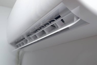 Klima beyaz arka planda izole edildi. Split Sistem Klimasının Modern Kapalı Blokları. Yan Görünüm Yakın Çekim. Arka planda klima var.