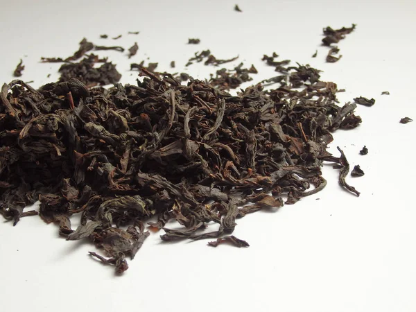 大きな乾燥した紅茶の葉は白い背景に隔離されています 紅茶の大きな乾燥した葉 紅茶の背景 紅茶の質感 — ストック写真