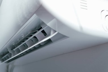 Klima beyaz arka planda izole edildi. Split Sistem Klimasının Modern Kapalı Blokları. Yan Görünüm Yakın Çekim. Arka planda klima var.