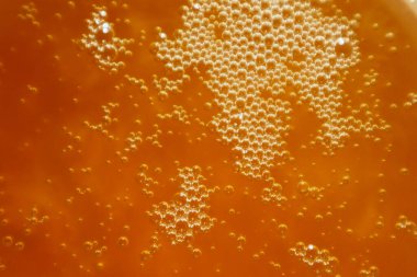 Tatlım, yeni doldurulmuş, hava kabarcıklı, doku veya arka plan için uygun. Bal dokusu. Sağlıklı gıda konsepti. Seçici odak.