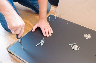 Mobilya montajı. Mobilya montajı işçi montajı rafı. Mobilya montajı yapan bir işçi. Müteahhit mobilya montajı yapıyor.