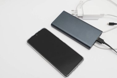 güç bankası ve beyaz arkaplanda akıllı telefon.