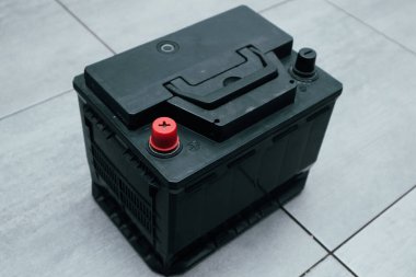 Artı ve eksi eski batarya. Arabanın aküsünü elektrik akımıyla şarj ediyorum..