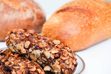 Beyaz taneli ekmek ve çikolatalı browni. Beyaz arkaplanda mısır gevreği çubukları