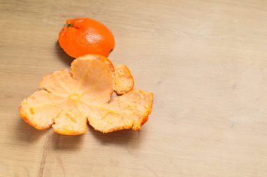 Citrus meyve kabuğu. Mandalinalı bir arka plan. Mandalinalı bir resim. Dekor yemeği konsepti. Üst görünüm.