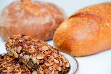 Beyaz taneli ekmek ve çikolatalı browni. Beyaz arkaplanda mısır gevreği çubukları