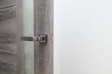 Tamirci odadaki kapı kilidini tamir ediyor, kapatıyor. bir tamirci ahşap kapıyı tamir eder. Tamirci servisi..