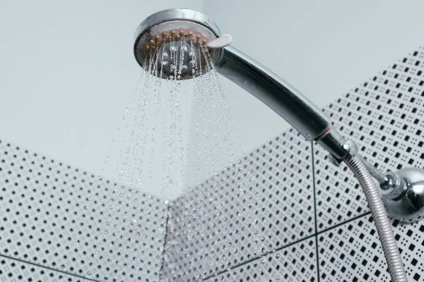 Srebrna Głowica Prysznicowa Limonkami Prysznic Zniszczony Skali Wodnej Złoża Twardej — Zdjęcie stockowe