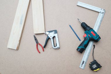 İnşaat aletleri. Ahşap arkaplan üzerinde araçlar kümesi, metin için boşluk ile üst görünüm