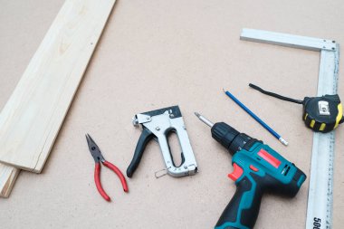 İnşaat aletleri. Ahşap arkaplan üzerinde araçlar kümesi, metin için boşluk ile üst görünüm