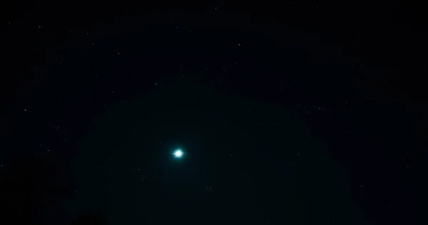 夜空和满月的星空 美丽的深蓝色星空和明亮的星空的背景 — 图库照片